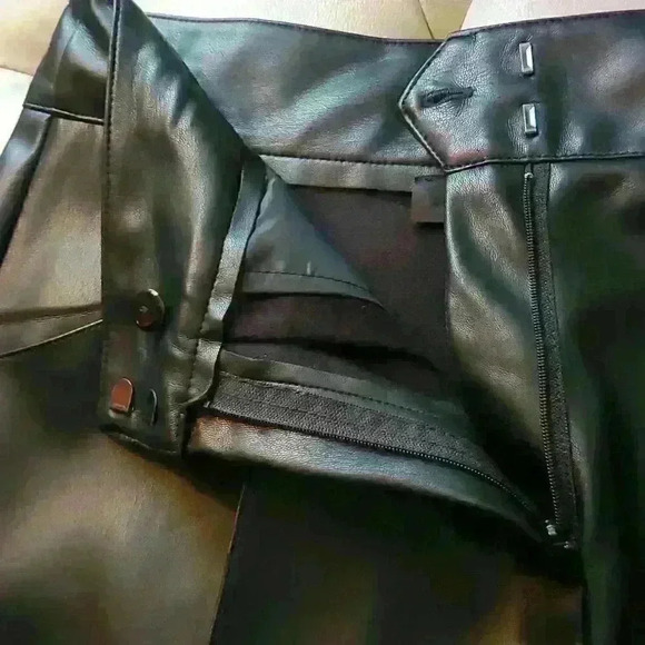 Tahari Black Faux Leather skirt sz medium - Picture 2 of 4